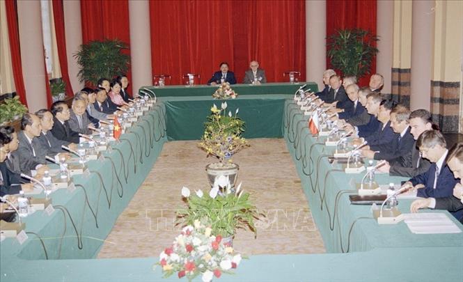 Trong ảnh: Chủ tịch nước Trần Đức Lương hội đàm với Tổng thống Ba Lan Aleksander Kwasniewski trong chuyến thăm chính thức Việt Nam từ ngày 17 - 30/3/1999. Ảnh: Trọng Nghiệp - TTXVN