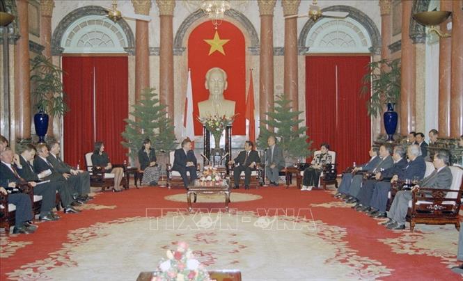 Trong ảnh: Chủ tịch nước Trần Đức Lương tiếp Tổng thống Ba Lan Aleksander Kwasniewski trong chuyến thăm chính thức Việt Nam từ ngày 17 - 30/3/1999. Ảnh: Trọng Nghiệp - TTXVN