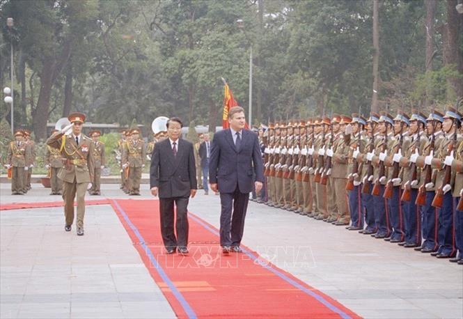 Trong ảnh: Tổng thống Ba Lan Aleksander Kwasniewski duyệt đội danh dự tại lễ đón, trong chuyến thăm chính thức Việt Nam từ ngày 17 - 30/3/1999. Ảnh: Trọng Nghiệp - TTXVN
