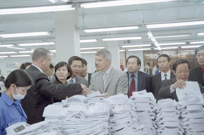 Trong ảnh: Thủ tướng Ba Lan Marek Belka thăm Công ty May 10 trong chuyến thăm chính thức Việt Nam (18/1/2005). Ảnh: Nhan Sáng - TTXVN