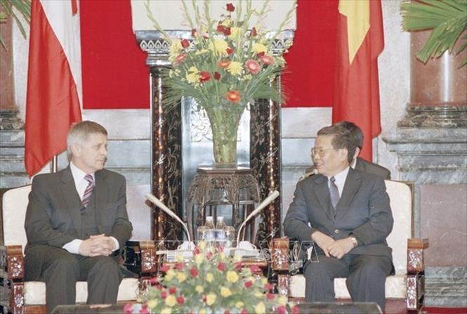 Trong ảnh: Tổng Bí thư Nông Đức Mạnh tiếp Thủ tướng Ba Lan Marek Belka thăm Việt Nam (17/1/2005). Ảnh: Nhan Sáng - TTXVN