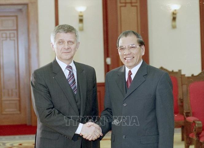 Trong ảnh: Tổng Bí thư Nông Đức Mạnh tiếp Thủ tướng Ba Lan Marek Belka thăm Việt Nam (17/1/2005). Ảnh: Nhan Sáng - TTXVN