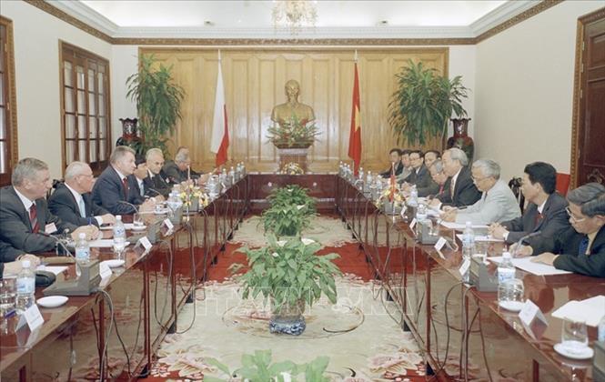 Trong ảnh: Chủ tịch Quốc hội Nguyễn Văn An tiếp Chủ tịch Thượng viện Ba Lan Longin Pastusiak thăm Việt Nam (29/9/2003). Ảnh: Trí Dũng - TTXVN
