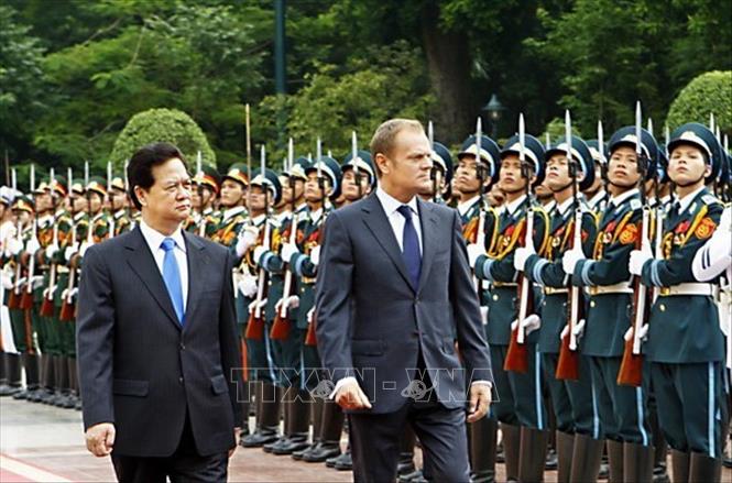 Trong ảnh: Thủ tướng Nguyễn Tấn Dũng chủ trì lễ đón Thủ tướng Ba Lan Donald Tusk thăm chính thức Việt Nam (9/9/2010). Ảnh: Đức Tám - TTXVN 