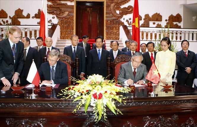 Trong ảnh: Thủ tướng Nguyễn Tấn Dũng và Thủ tướng Ba Lan Donald Tusk chứng kiến lễ ký Hiệp định giữa Chính phủ hai nước về cùng bảo vệ tin mật (9/9/2010). Ảnh: Đức Tám - TTXVN