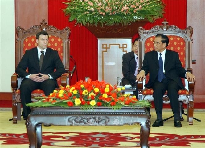 Trong ảnh: Tổng Bí thư Nông Đức Mạnh tiếp Chủ tịch Đảng Liên minh Cánh tả Dân chủ Ba Lan Wojciech Olejniezak thăm Việt Nam (4/12/2007). Ảnh: TTXVN     