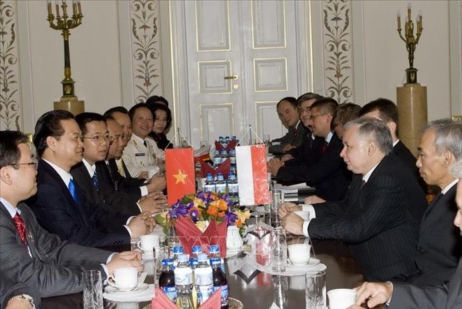 Trong ảnh: Thủ tướng Jarosław Kaczyński hội đàm với Thủ tướng Nguyễn Tấn Dũng thăm chính thức Ba Lan (15/9/2007). Ảnh: Đức Tám - TTXVN