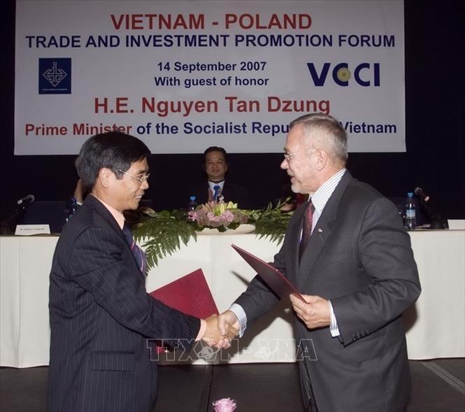 Trong ảnh: Thủ tướng Nguyễn Tấn Dũng chứng kiến lễ ký kết thỏa thuận hợp tác giữa hai phòng thương mại Việt Nam - Ba Lan (14/9/2007). Ảnh: Đức Tám - TTXVN