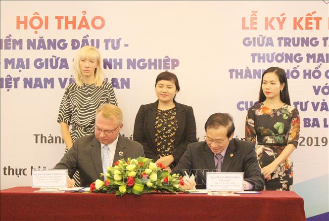 Trong ảnh: Đại diện Trung tâm Xúc tiến thương mại và Đầu tư Tp. Hồ Chí Minh (ITPC) và Văn phòng đại diện Cục Đầu tư và thương mại Ba Lan tại Tp. Hồ Chí Minh ký kết bản ghi nhớ hợp tác về xúc tiến thương mại, đầu tư giữa doanh nghiệp Việt Nam - Ba Lan (28/6/2019). Ảnh: Xuân Anh –TTXVN