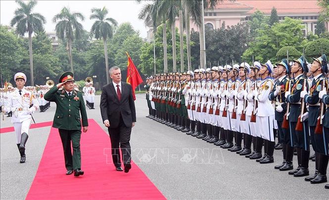 Trong ảnh: Đại tướng, Bộ trưởng Bộ Quốc phòng Phùng Quang Thanh đón Bộ trưởng Quốc phòng Ba Lan Tomasz Siemoniak thăm chính thức Việt Nam. Ảnh: Trọng Đức - TTXVN