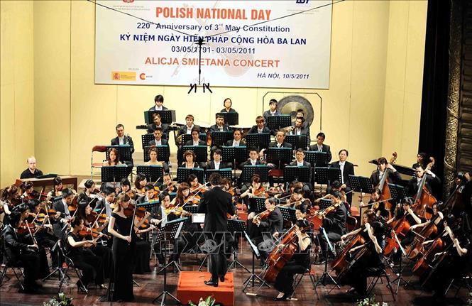 Trong ảnh: Buổi hoà nhạc đặc biệt thuộc Chương trình hợp tác và giao lưu văn hoá Việt Nam - Ba Lan, tối 10/5/2011, tại Nhà hát Lớn (Hà Nội). Ảnh: Minh Đức - TTXVN
