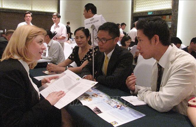 Trong ảnh: Các doanh nghiệp Việt Nam và Ba Lan trao đổi, tìm kiếm cơ hội hợp tác tại Diễn đàn Kinh tế Ba Lan – Việt Nam, ngày 11/6/2014 ở Hà Nội. Ảnh: Vũ Bắc - TTXVN