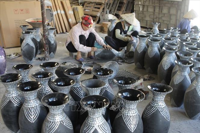Trong ảnh: Sản phẩm sơn mài của làng nghề truyền thống Bối Khê (xã Chuyên Mỹ, huyện Chương Mỹ, Hà Nội) xuất khẩu sang các thị trường Đông Âu, Mỹ, Nhật. Ảnh: Minh Quyết – TTXVN