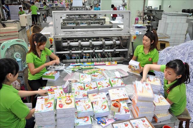 Ba Lan là một trong những đối tác thương mại hàng đầu của Việt Nam tại Đông Âu. Việt Nam xuất khẩu sang Ba Lan chủ yếu các nhóm hàng máy vi tính, sản phẩm điện tử và linh kiện; Máy móc, thiết bị, dụng cụ, phụ tùng; Hàng dệt, may; Sản phẩm từ sắt thép; Sản phẩm nhựa…Trong ảnh: Công ty Cổ phần Vĩnh Tiến (TP. Hồ Chí Minh) chuyên sản xuất các loại giấy văn phòng, tập vở học sinh... xuất khẩu sang Ba Lan. Ảnh: An Hiếu - TTXVN