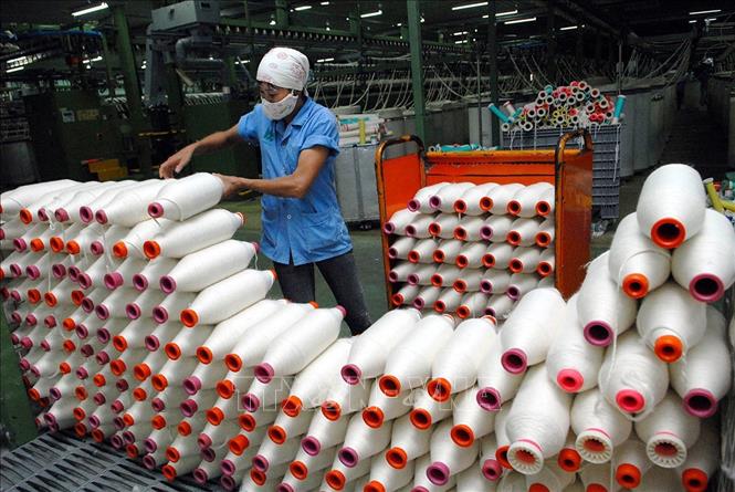 Ba Lan là một trong những đối tác thương mại hàng đầu của Việt Nam tại Đông Âu. Việt Nam xuất khẩu sang Ba Lan chủ yếu các nhóm hàng máy vi tính, sản phẩm điện tử và linh kiện; Máy móc, thiết bị, dụng cụ, phụ tùng; Hàng dệt, may; Sản phẩm từ sắt thép; Sản phẩm nhựa…Trong ảnh: Công ty Cổ phần Đồng Phát (Hà Nội) chuyên sản xuất các loại sợi 100% cotton xuất khẩu sang nhiều thị trường, trong đó có Ba Lan. Ảnh: Danh Lam - TTXVN