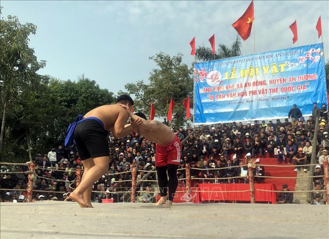 Trong ảnh: Các đô vật thi đấu trong lễ hội. Ảnh: An Đăng - TTXVN