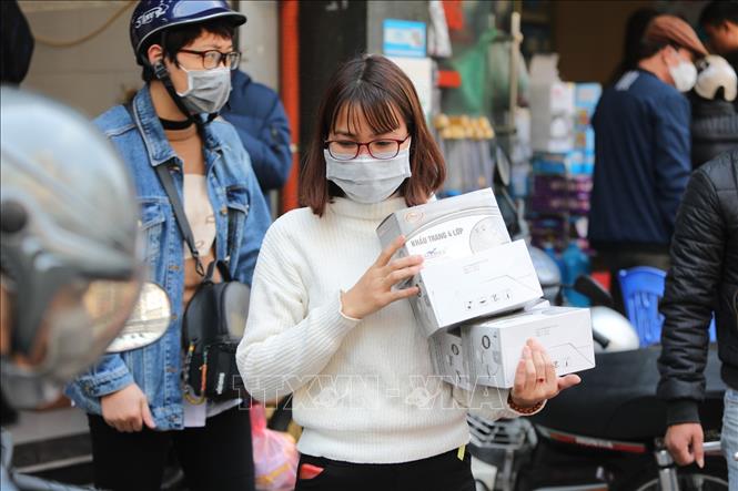 Trong ảnh: Người dân phải rất vất vả mới mua được những loại khẩu trang y tế đạt chuẩn do lượng cung 