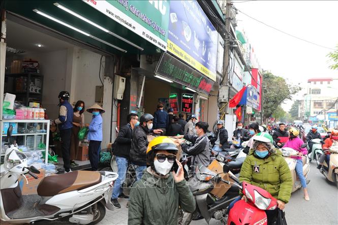 Trong ảnh: Trên đường Phương Mai, quận Đống Đa (gần Bệnh viện Bạch Mai), nhiều nhà thuốc và thiết bị y tế đông nghẹt vì người dân đến mua khẩu trang. Ảnh: Thành Đạt - TTXVN
