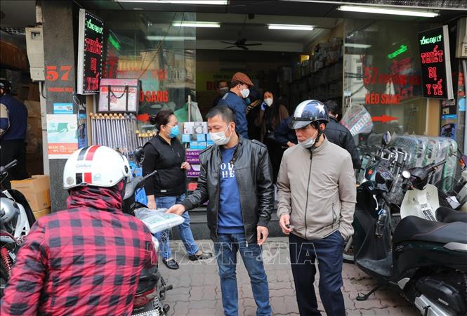 Trong ảnh: Người dân phải rất vất vả mới mua được những loại khẩu trang y tế đạt chuẩn do lượng cung 