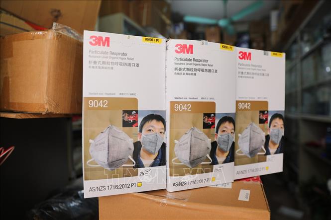Trong ảnh: Khẩu trang đạt chuẩn N95 của 3M ngăn được 95% vi sinh vật trong không khí. Trước đây, khẩu trang 3M được bán với giá 9.500/chiếc, nay lên 35.000/chiếc. Ảnh: Thành Đạt - TTXVN 
