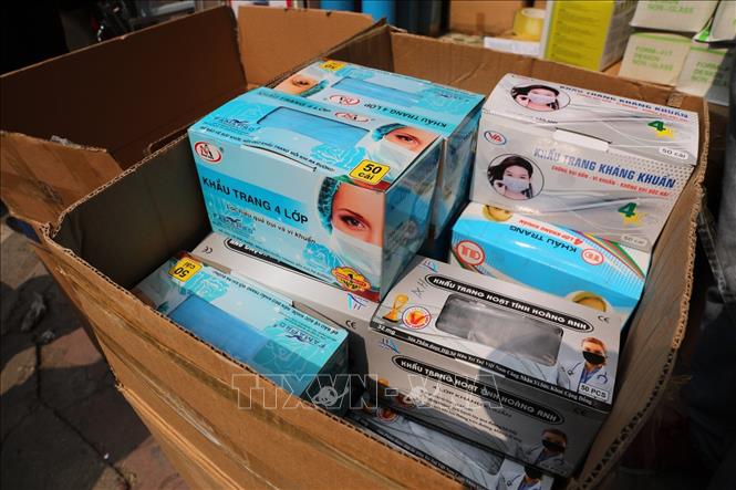 Trong ảnh: Đa dạng các loại khẩu trang y tế được bán tại các cửa hàng thuốc và vật tư thiết bị y tế trên phố Phương Mai, quận Đống Đa. Ảnh: Thành Đạt - TTXVN