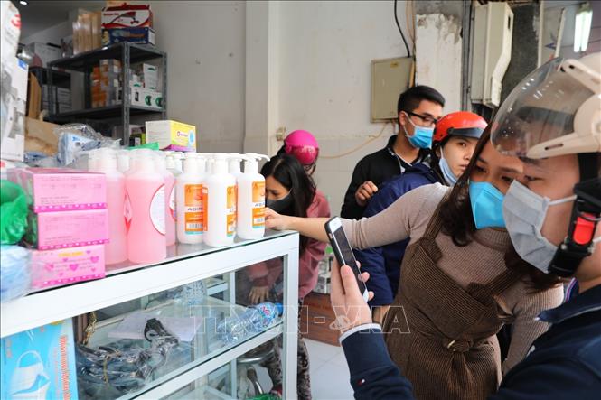 Trong ảnh: Trên phố Phương Mai (quận Đống Đa), các mặt hàng nước rửa tay y tế cũng được người dân rất quan tâm. Ảnh: Thành Đạt - TTXVN