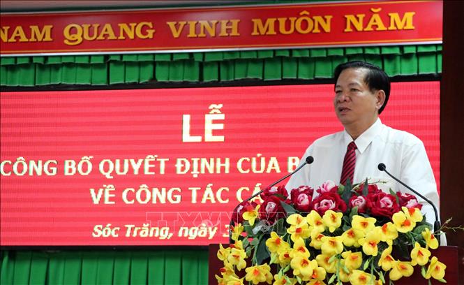 Trong ảnh: Ông Huỳnh Văn Sum nhận quyết định nghỉ hưu từ ngày 1/2/2020. Ảnh: Trung Hiếu-TTXVN
