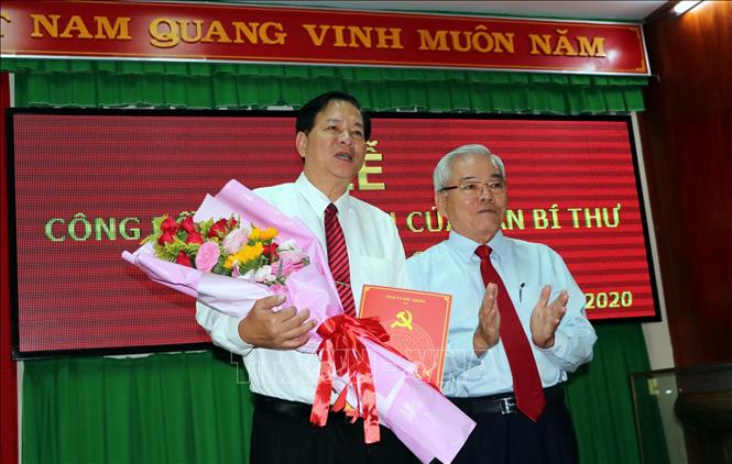 Trong ảnh: Ông Phan Văn Sáu (bên phải) Bí thư Tỉnh ủy Sóc Trăng trao Quyết định nghỉ hưu của Ban Bí thư cho ông Huỳnh Văn Sum từ ngày 1/2/2020. Ảnh: Trung Hiếu-TTXVN
