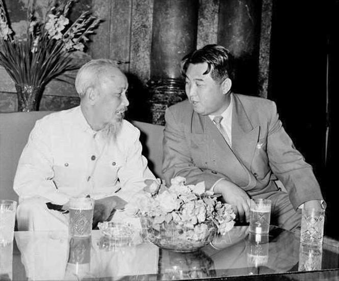 Trong ảnh: Ngày 28/11/1958, tại Phủ Chủ tịch, Chủ tịch Hồ Chí Minh tiếp Thủ tướng Kim Nhật Thành, dẫn đầu đoàn đại biểu Đảng và Chính phủ Triều Tiên sang thăm hữu nghị Việt Nam từ ngày 27/11 đến 3/12/1958. Ảnh: TTXVN