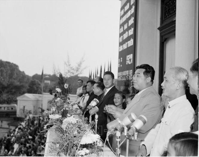 Trong ảnh: Ngày 29/11/1958, Chủ tịch Hồ Chí Minh và Thủ tướng Triều Tiên Kim Nhật Thành tham dự Lễ mit tinh trọng thể của nhân dân Thủ đô Hà Nội chào mừng chuyến thăm hữu nghị Việt Nam của Thủ tướng Kim Nhật Thành từ 27/11 đến 3/12/1958. Ảnh: TTXVN
