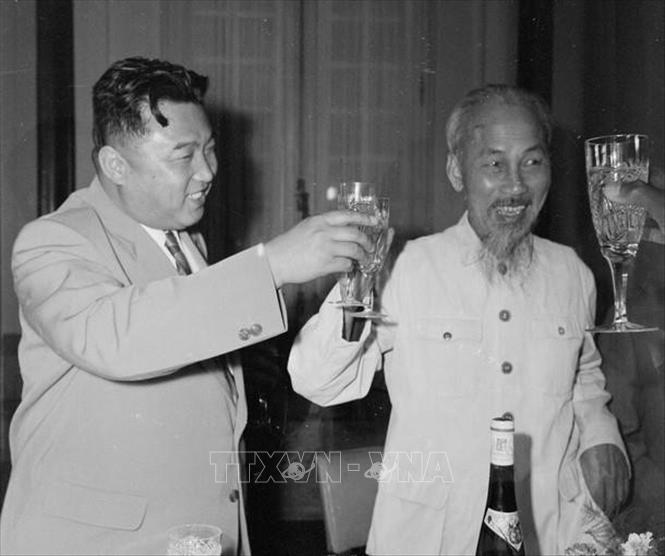 Trong ảnh: Chiều 30/11/1958, tại Hà Nội, Chủ tịch Hồ Chí Minh mở tiệc chiêu đãi Thủ tướng Triều Tiên Kim Nhật Thành sang thăm hữu nghị Việt Nam từ 27/11 đến 3/12/1958. Ảnh: TTXVN