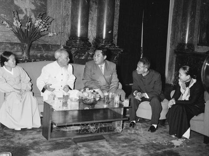Trong ảnh: Ngày 28/11/1958, tại Phủ Chủ tịch, Chủ tịch Hồ Chí Minh tiếp Thủ tướng Kim Nhật Thành, dẫn đầu đoàn đại biểu Đảng và Chính phủ Triều Tiên sang thăm hữu nghị Việt Nam từ ngày 27/11 đến 3/12/1958. Ảnh: TTXVN