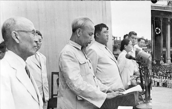 Trong ảnh: Chủ tịch Hồ Chí Minh và Thủ tướng Kim Nhật Thành tham dự cuộc mít tinh trọng thể của nhân dân Thủ đô Bình Nhưỡng, chào mừng chuyến thăm hữu nghị CHDCND Triều Tiên từ ngày 8-12/7/1957 của Đoàn đại biểu cấp cao Đảng, Nhà nước Việt Nam, do Chủ tịch Hồ Chí Minh dẫn đầu. Ảnh: TTXVN