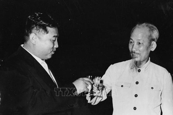 Trong ảnh: Tối 8/7/1957, tại Thủ đô Bình Nhưỡng, Thủ tướng Kim Nhật Thành mở tiệc chiêu đãi Chủ tịch Hồ Chí Minh và Đoàn đại biểu cấp cao Đảng, Nhà nước Việt Nam thăm hữu nghị CHDCND Triều Tiên từ ngày 8-12/7/1957. Ảnh: TTXVN
