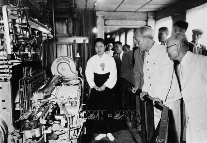 Trong ảnh: Chủ tịch Hồ Chí Minh đến xem triển lãm thành tựu kinh tế của Triều Tiên tại Thủ đô Bình Nhưỡng, ngày 9/7/1957, trong chuyến thăm hữu nghị CHDCND Triều Tiên từ ngày 8-12/7/1957. Ảnh: TTXVN