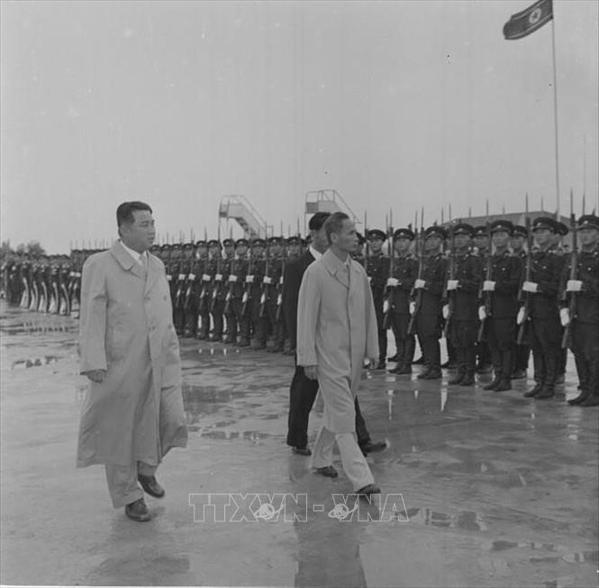 Trong ảnh: Thủ tướng Kim Nhật Thành chủ trì Lễ đón Đoàn đại biểu Chính phủ Việt Nam, do Thủ tướng Phạm Văn Đồng dẫn đầu, thăm hữu nghị chính thức CHDCND Triều Tiên, ngày 16/6/1961, tại sân bay quốc tế Sunan ở Thủ đô Bình Nhưỡng. Ảnh: TTXVN