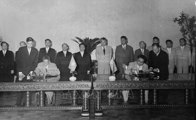 Trong ảnh: Trong khuôn khổ chuyến thăm hữu nghị chính thức CHDCND Triều Tiên, chiều 21/6/1961, tại Thủ đô Bình Nhưỡng, Thủ tướng Phạm Văn Đồng và Thủ tướng Kim Nhật Thành ký Tuyên bố chung giữa hai nước. Ảnh: TTXVN