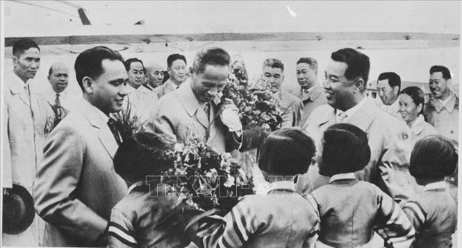 Trong ảnh: Thủ tướng Kim Nhật Thành (bên phải) chủ trì Lễ đón Đoàn đại biểu Chính phủ Việt Nam, do Thủ tướng Phạm Văn Đồng dẫn đầu, thăm hữu nghị chính thức CHDCND Triều Tiên, ngày 16/6/1961, tại sân bay quốc tế Sunan (Bình Nhưỡng). Ảnh: TTXVN