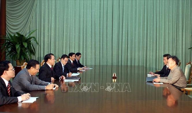Trong ảnh: Trong chuyến thăm hữu nghị chính thức CHDCND Triều Tiên từ ngày 16-18/10/2007, ngày 17/10, tại Thủ đô Bình Nhưỡng, Tổng Bí thư Nông Đức Mạnh hội đàm với Tổng Bí thư Đảng Lao động Triều Tiên Kim Jong-il. Ảnh: Đinh Xuân Tuân - TTXVN