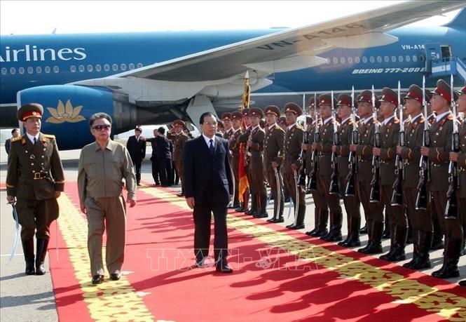 Trong ảnh: Tổng Bí thư Nông Đức Mạnh và Tổng Bí thư Đảng Lao động Triều Tiên Kim Jong-il duyệt đội danh dự tại Lễ đón ở sân bay quốc tế Sunan (Bình Nhưỡng), ngày 16/10/2007, trong chuyến thăm hữu nghị chính thức CHDCND Triều Tiên từ ngày 16-18/10/2007. Ảnh: Đinh Xuân Tuân - TTXVN