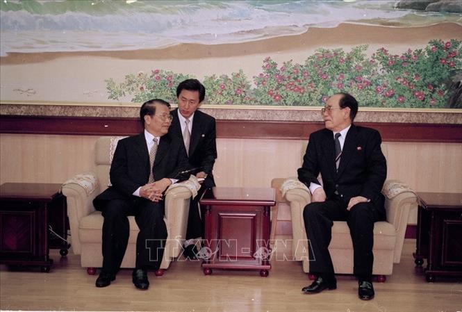 Trong ảnh: Ngày 3/5/2002, tại Thủ đô Bình Nhưỡng, Chủ tịch Đoàn Chủ tịch Hội nghị Nhân dân tối cao Triều Tiên Kim Yong-nam tiếp Chủ tịch nước Trần Đức Lương thăm chính thức CHDCND Triều Tiên từ ngày 2/5 - 5/5/2002. Ảnh: Trọng Nghiệp - TTXVN