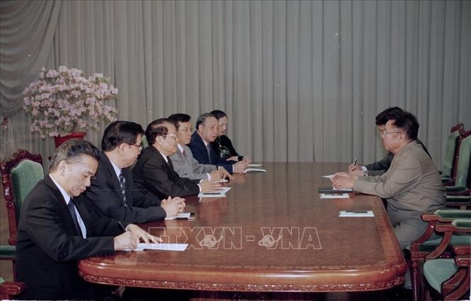 Trong ảnh: Ngày 4/5/2002, Tổng Bí thư Đảng Lao động Triều Tiên Kim Jong-il hội đàm với Chủ tịch nước Trần Đức Lương tại Thủ đô Bình Nhưỡng, trong khuôn khổ chuyến thăm chính thức CHDCND Triều Tiên từ ngày 2/5 - 5/5/2002. Ảnh: Trọng Nghiệp - TTXVN