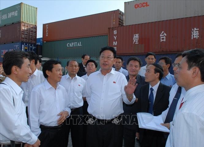 Trong ảnh: Thủ tướng Nội các CHDCND Triều Tiên Kim Yong-il thăm Cảng Hải Phòng, ngày 28/10/2007, nhân chuyến thăm chính thức Việt Nam từ ngày 26-30/10/2007. Ảnh: Nhan Sáng -TTXVN
