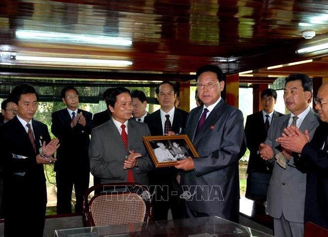 Trong ảnh: Thủ tướng Nội các CHDCND Triều Tiên Kim Yong-il thăm Nhà sàn Bác Hồ trong Khu di tích Chủ tịch Hồ Chí Minh tại Phủ Chủ tịch, ngày 29/10/2007, nhân chuyến thăm chính thức Việt Nam từ ngày 26-30/10/2007. Ảnh: Nhan Sáng -TTXVN