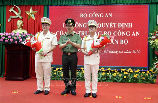 Trong ảnh: Trung tướng Lương Tam Quang trao Quyết định và tặng hoa 2 đồng chí. Ảnh: TTXN/phát