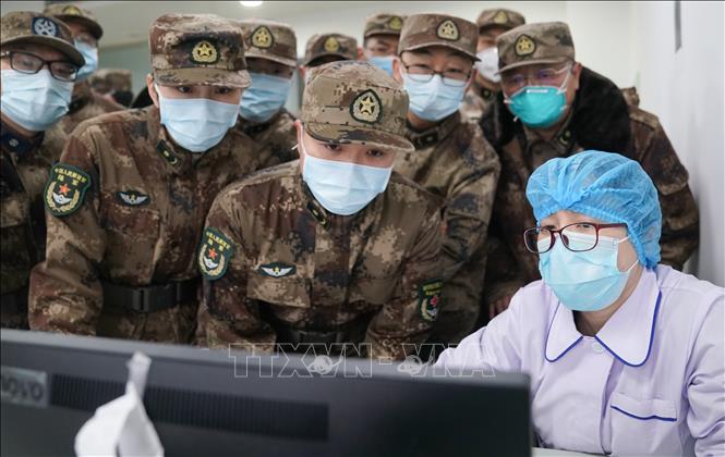 Trong ảnh: Các nhân viên y tế được điều động tới điều trị cho các bệnh nhân tại bệnh viện ở Vũ Hán, Trung Quốc, ngày 31/1/2020. Ảnh: THX/TTXVN
