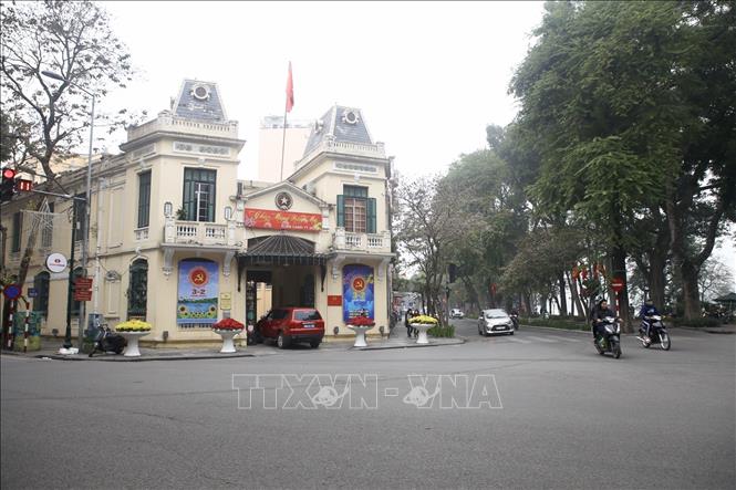 Trong ảnh: Thành phố Hà Nội trang trí cờ, hoa, băng rôn chào mừng kỷ niệm 90 năm Ngày thành lập Đảng Cộng sản Việt Nam. Ảnh: Minh Quyết - TTXVN