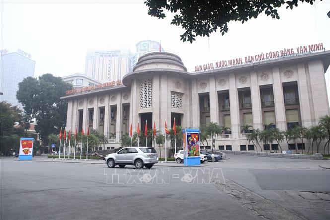 Trong ảnh: Thành phố Hà Nội trang trí cờ, hoa, băng rôn chào mừng kỷ niệm 90 năm Ngày thành lập Đảng Cộng sản Việt Nam. Ảnh: Minh Quyết - TTXVN