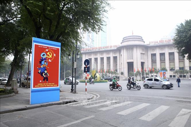 Trong ảnh: Pano, khẩu hiệu được trang trí chào mừng kỷ niệm 90 năm Ngày thành lập Đảng Cộng sản Việt Nam. Ảnh: Minh Quyết - TTXVN