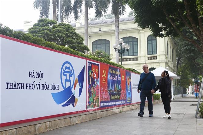 Trong ảnh: Pano, khẩu hiệu được trang trí chào mừng kỷ niệm 90 năm Ngày thành lập Đảng Cộng sản Việt Nam. Ảnh: Minh Quyết - TTXVN